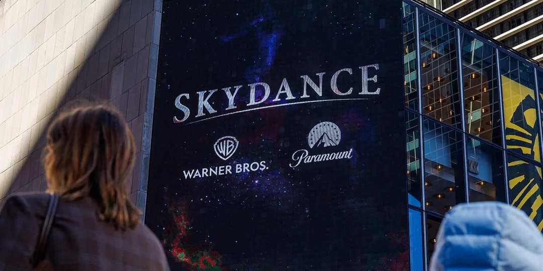 Affichage publicitaire Skydance avec logos Warner Bros et Paramount.