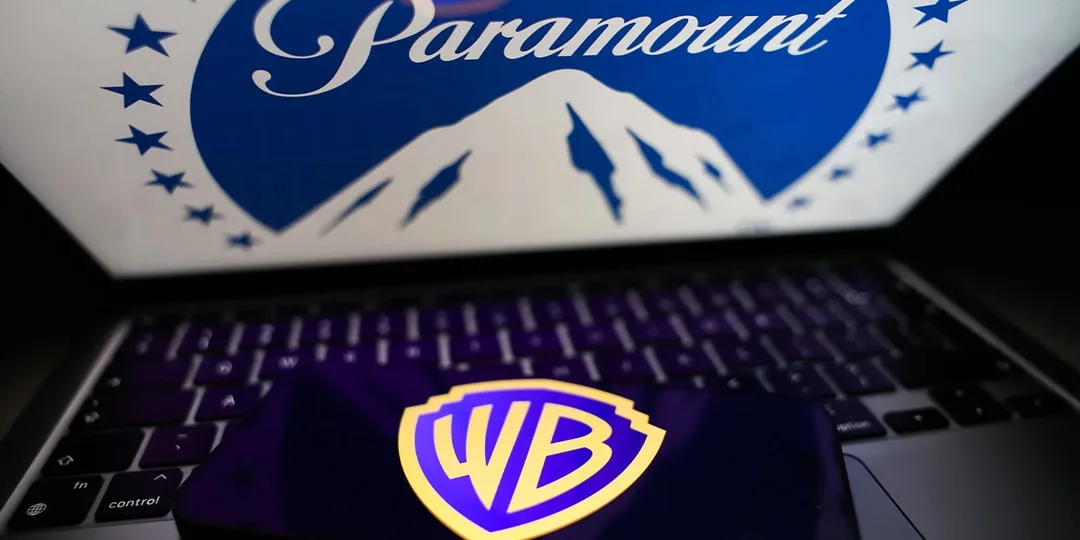 Logos Paramount et Warner Bros sur écran et smartphone