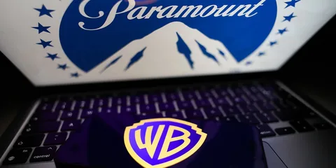 Logos Paramount et Warner Bros sur écran et smartphone