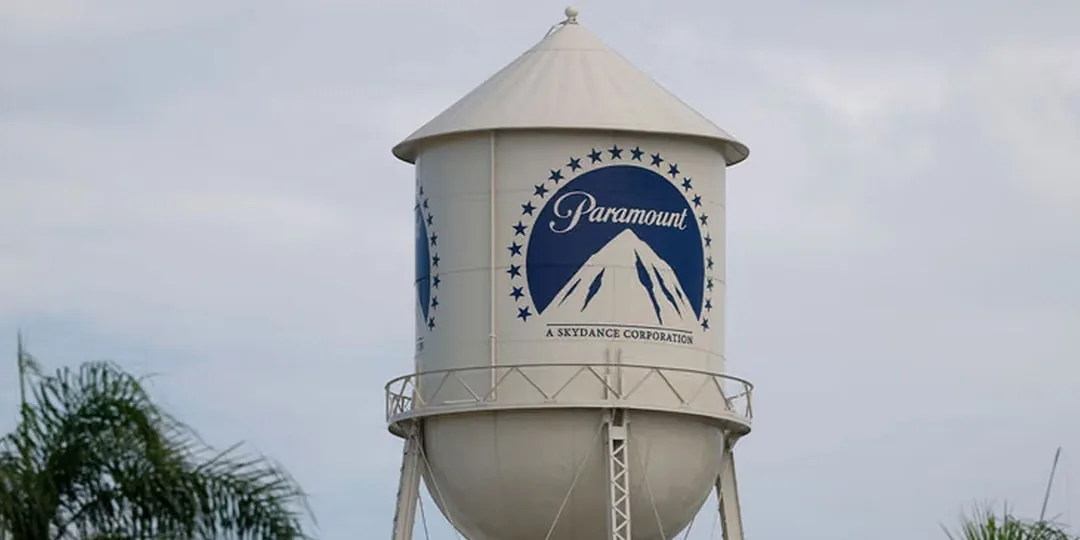 Château d'eau avec logo Paramount sur fond de ciel nuageux.