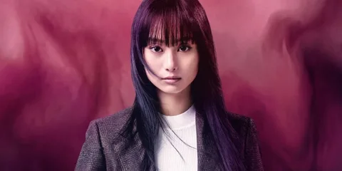 Femme aux cheveux longs, sur fond rose et violet.