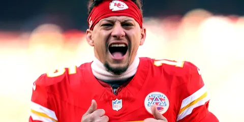 Un joueur de football américain criant, en uniforme rouge.