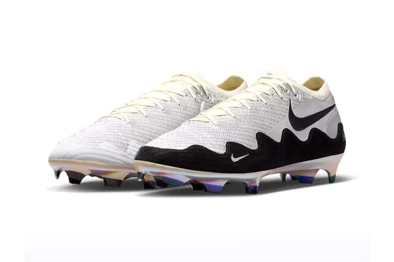 Chaussures de football blanches et noires Nike sur fond blanc.