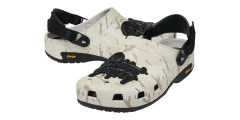 Sabots camouflage beige et noir avec sangle et semelle Vibram.