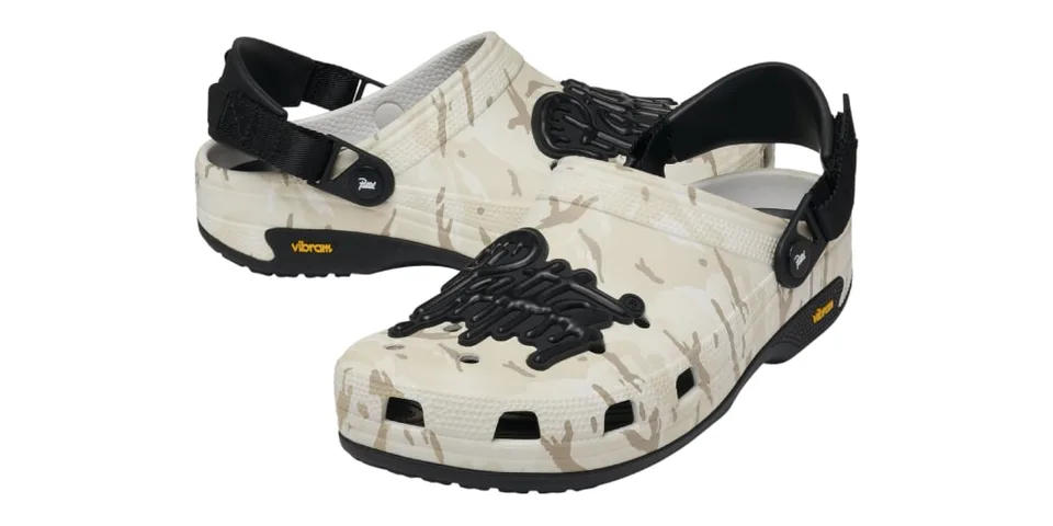 Sabots camouflage beige et noir avec sangle et semelle Vibram.
