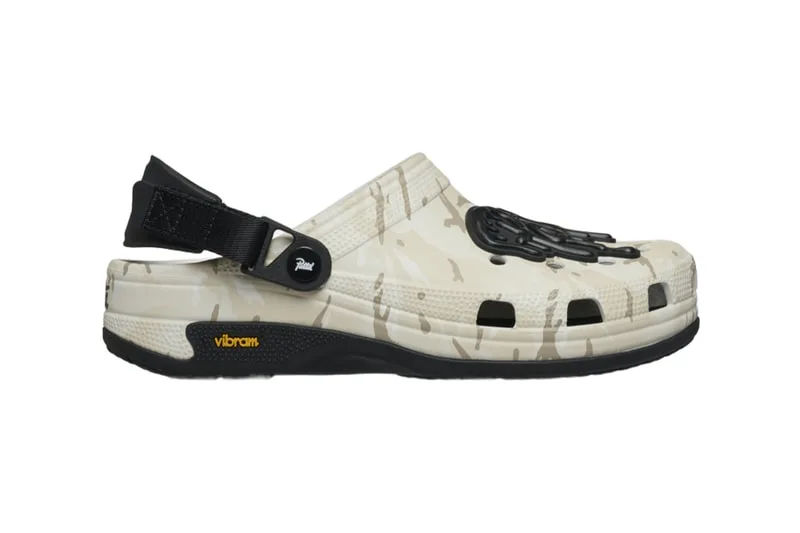 Sabot beige avec sangle noire et semelle Vibram.