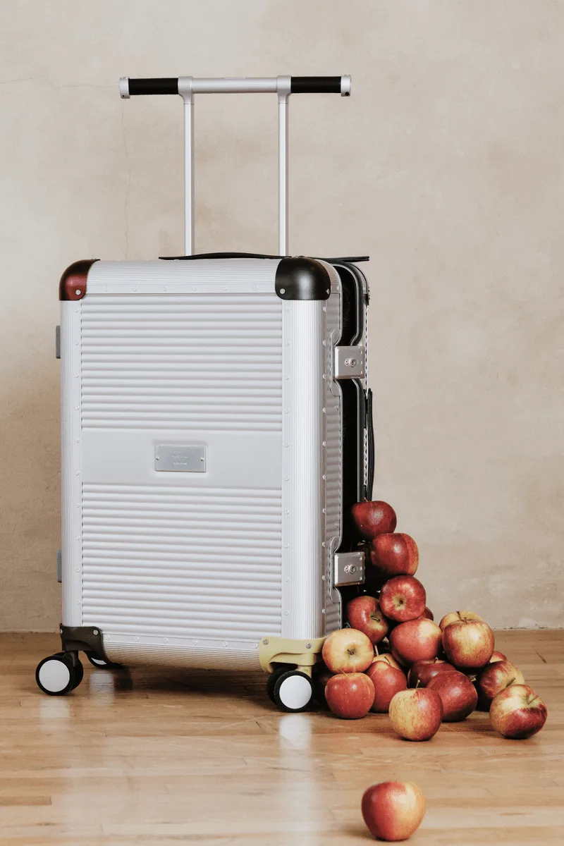 paul-smith-x-rawrow-une-deuxieme-collection-de-bagages/carousel-2.png