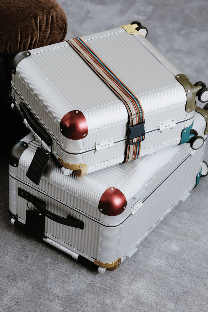 paul-smith-x-rawrow-une-deuxieme-collection-de-bagages/carousel-6.png