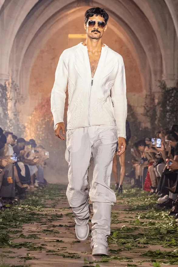paz-un-mystere-revele-a-la-fashion-week-de-paris/carousel-12.png
