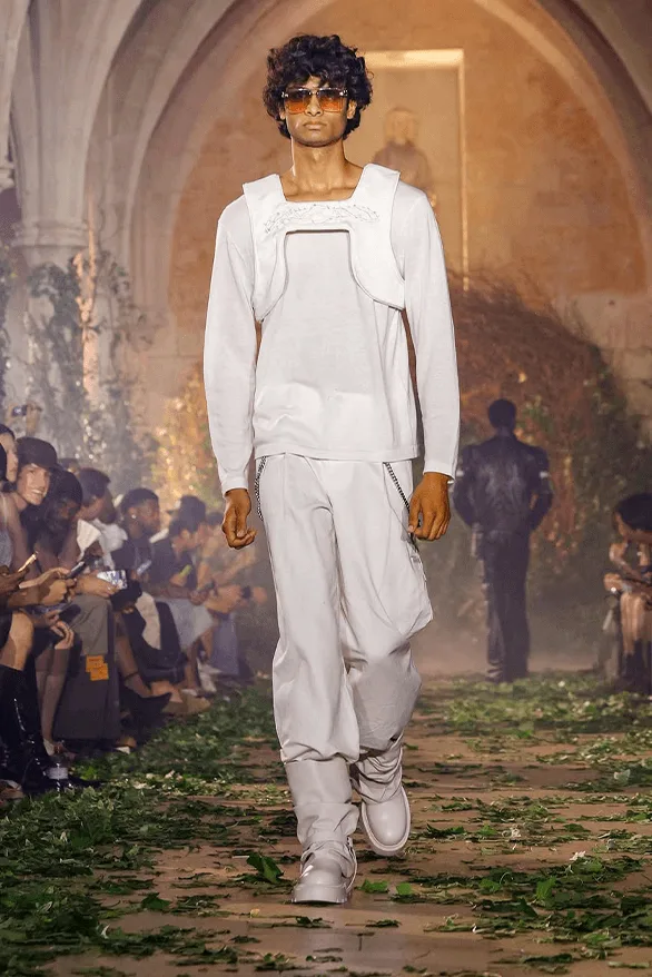 paz-un-mystere-revele-a-la-fashion-week-de-paris/carousel-3.png