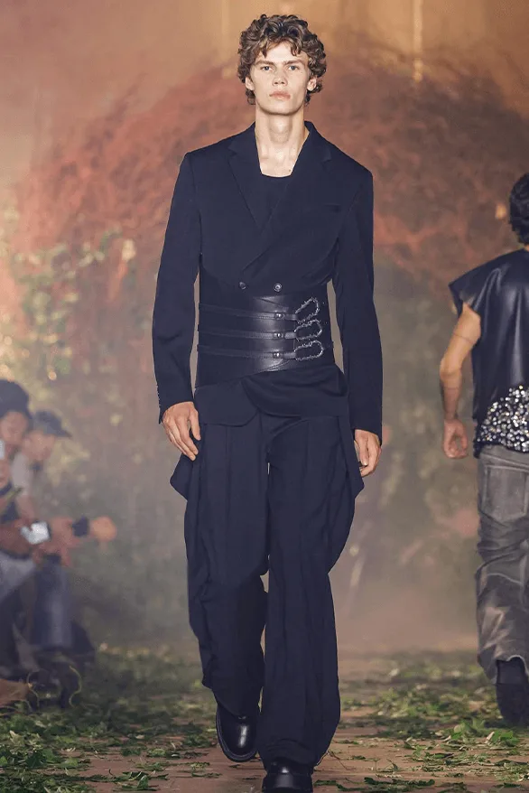 paz-un-mystere-revele-a-la-fashion-week-de-paris/carousel-4.png