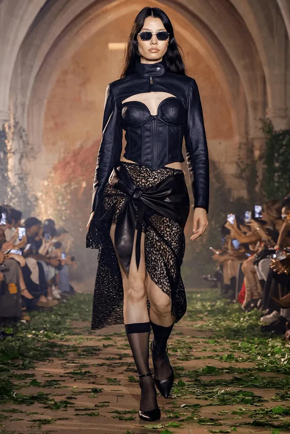 paz-un-mystere-revele-a-la-fashion-week-de-paris/carousel-7.png