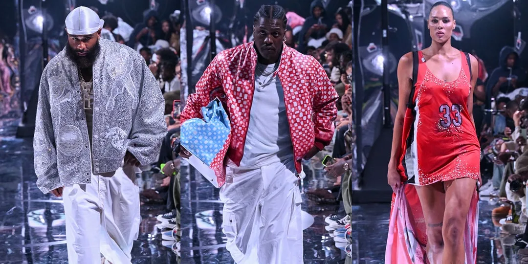 Défilé de mode avec mannequins portant des tenues variées sur le podium.