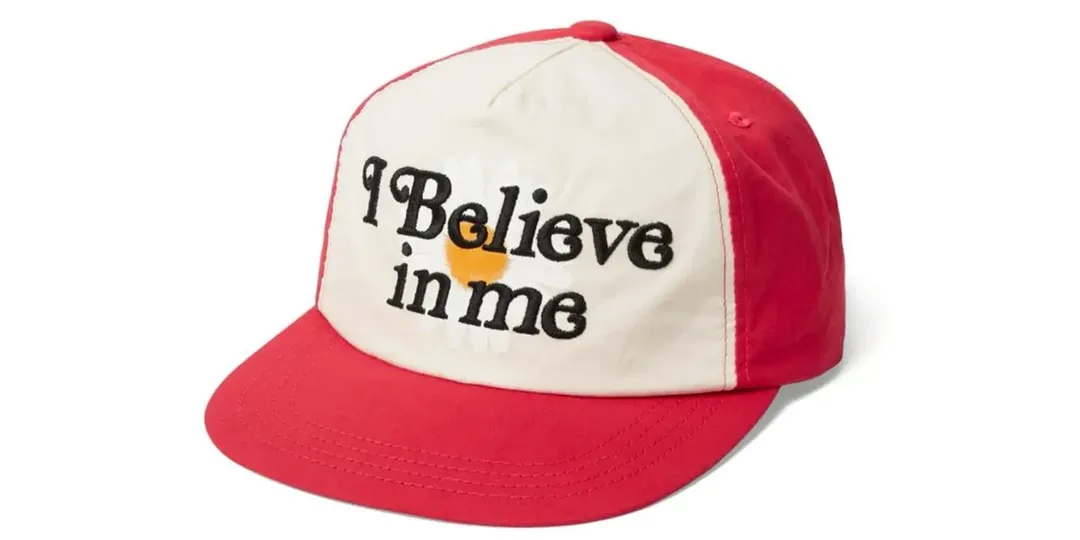 Casquette rouge et blanche avec "I Believe in me" brodé.