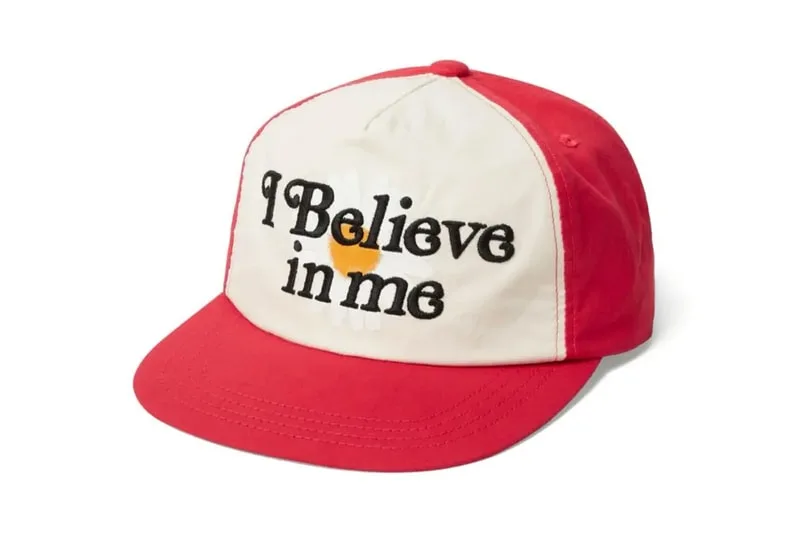 Casquette rouge et blanche avec 'I Believe in me' brodé en noir.