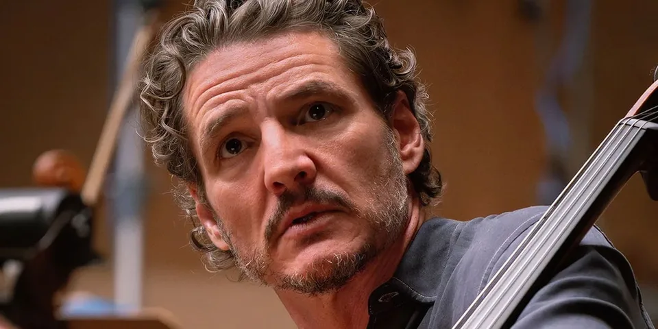 Homme jouant du violoncelle, expression intense, décor intérieur.