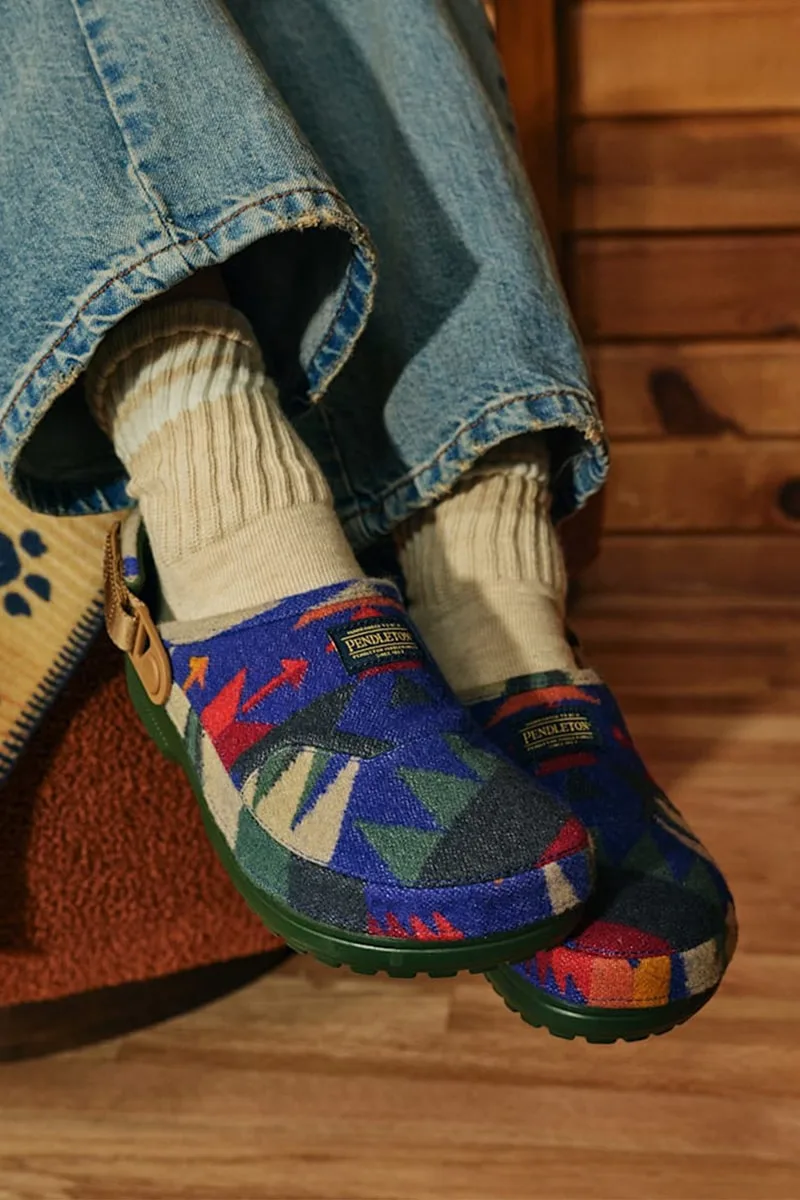 pendleton-x-crocs-sabots-en-laine-et-confort-revisite/carousel-1.jpg