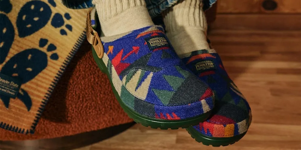 Chaussons avec motifs colorés et un tapis assorti en arrière-plan.