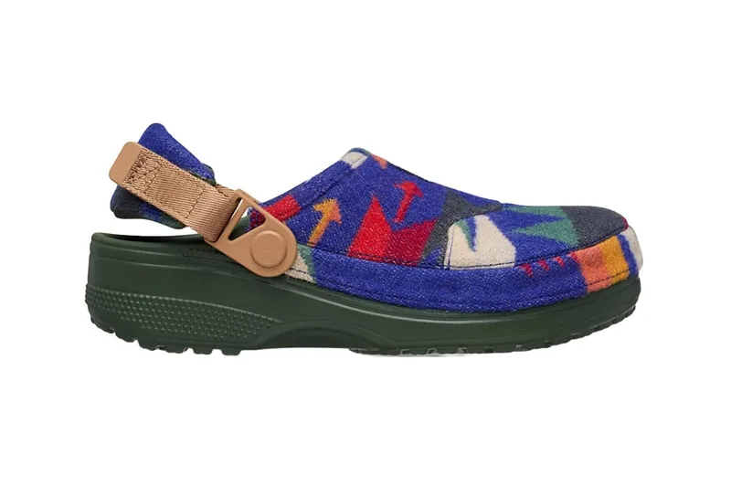 Sabot coloré avec motif abstrait et semelle verte.