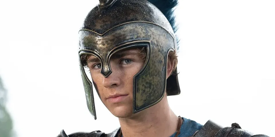 Jeune homme en armure avec un casque grec.