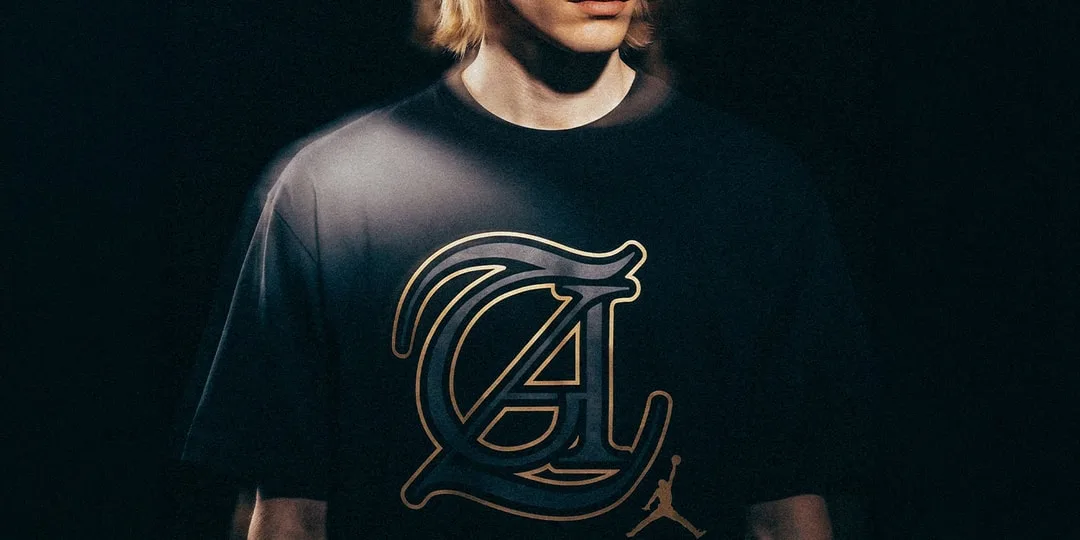 Homme portant un t-shirt avec un logo 'CA'