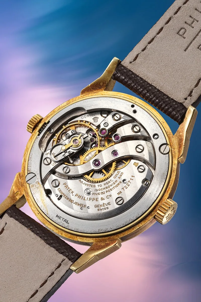 Mouvement de montre mécanique Patek Philippe sur fond coloré