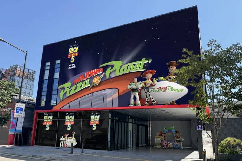Bâtiment avec thème Toy Story sur Pizza Planet style.