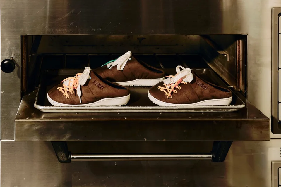 Trois chaussures étranges dans un four sur une plaque.