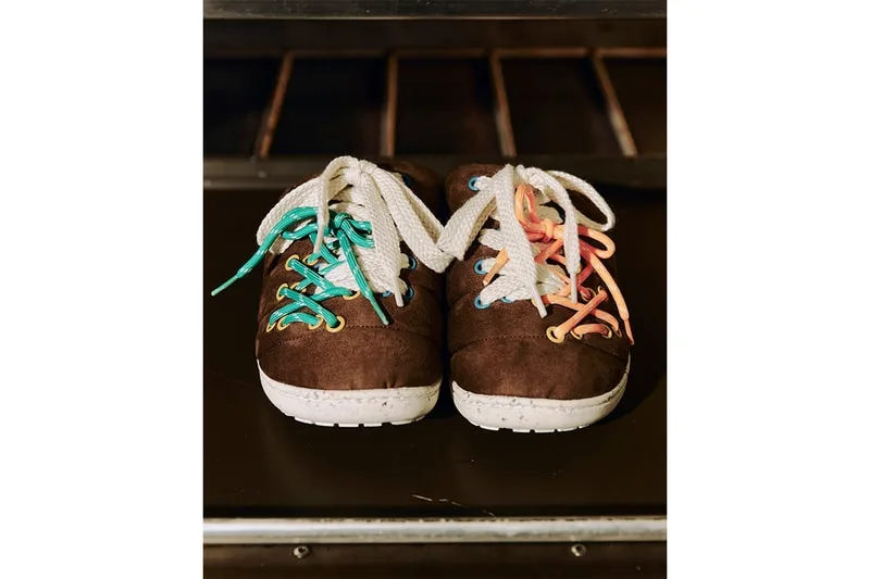 Chaussures marron avec lacets multicolores sur une grille.