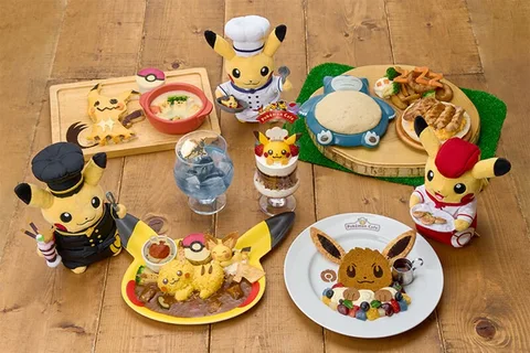 Peluches Pikachu chefs avec plats inspirés Pokémon sur table en bois.
