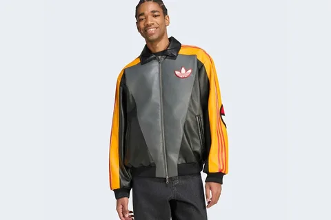 Homme en blouson coloré Adidas, pose décontractée.