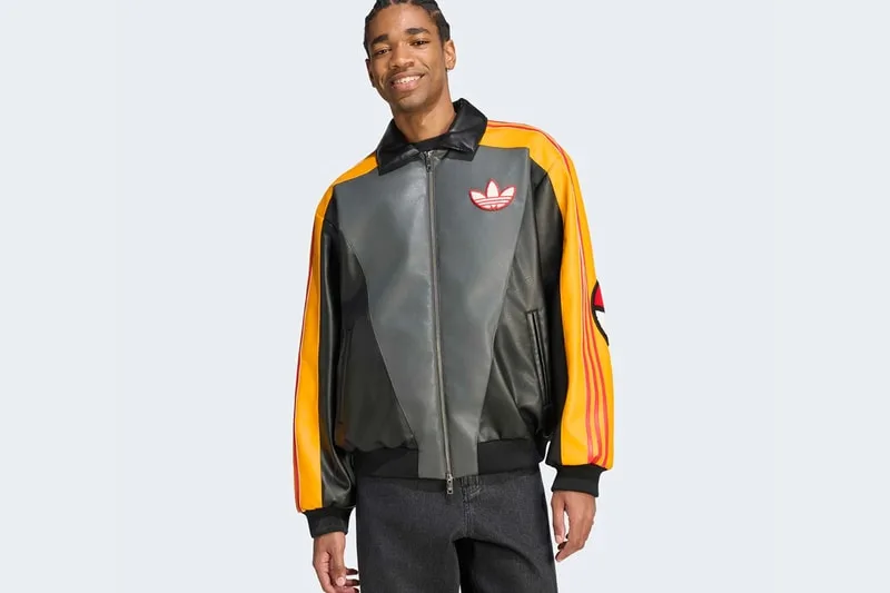 Homme en blouson coloré Adidas, pose décontractée.
