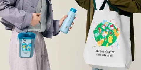 Deux sacs avec illustrations colorées et bouteille bleue. Texte en anglais.