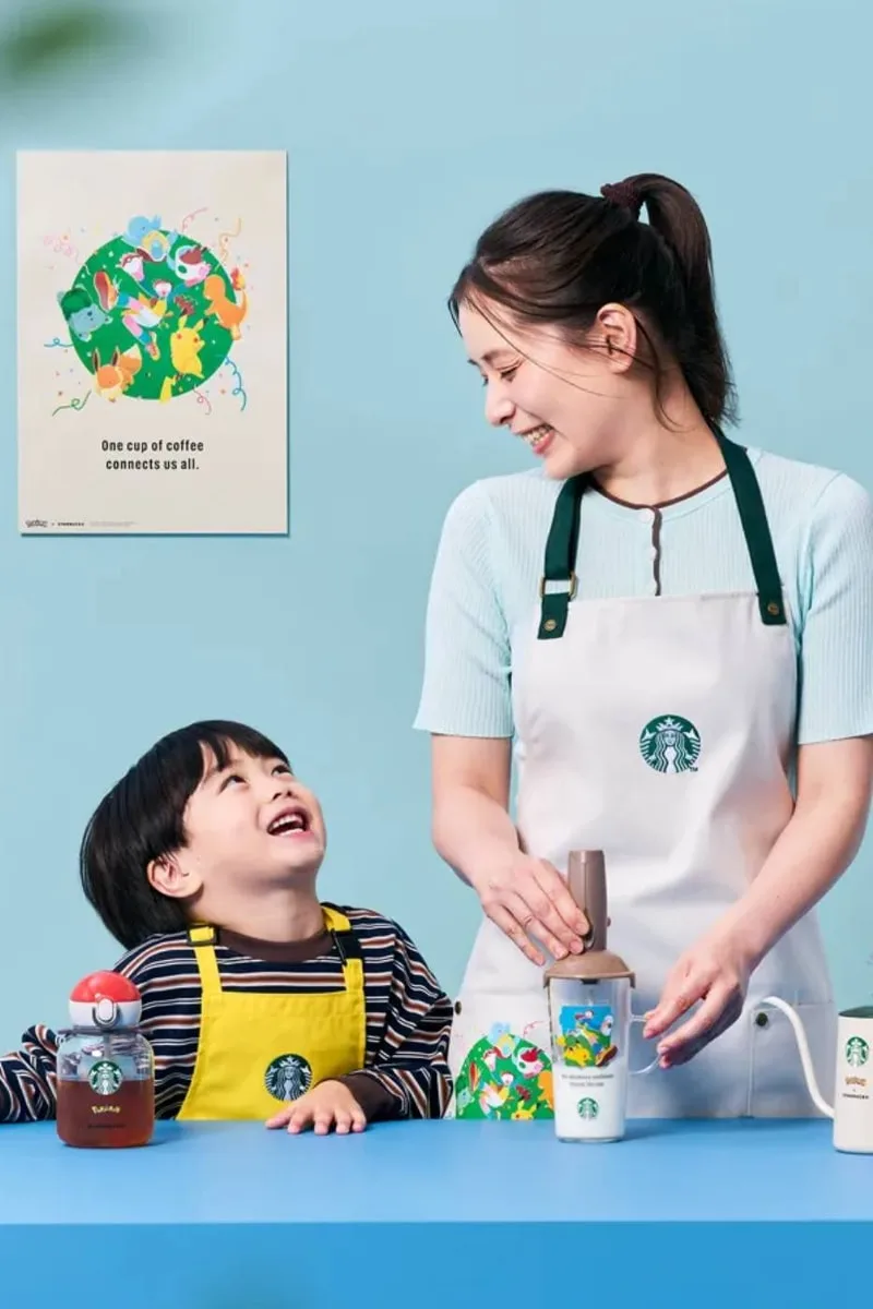 Femme et garçon souriant en préparant du café avec des tasses Starbucks.