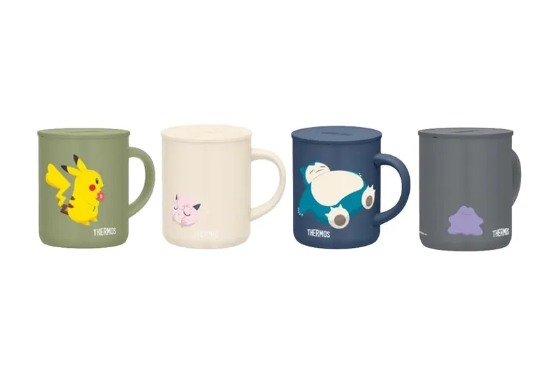 Quatre tasses colorées avec personnages de dessin animé imprimés.