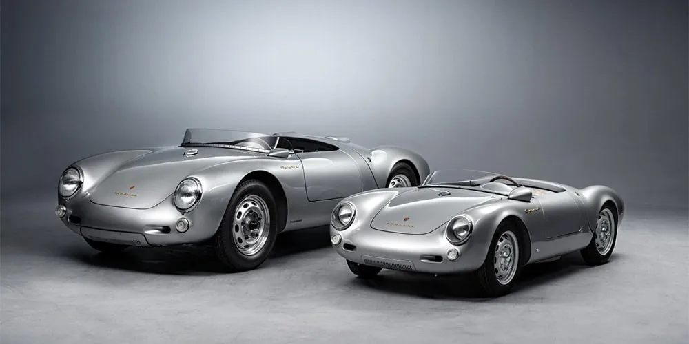 Deux voitures de sport classiques argentées, grand et petit modèle