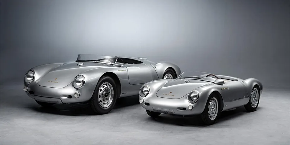 Deux voitures de sport classiques argentées, grand et petit modèle