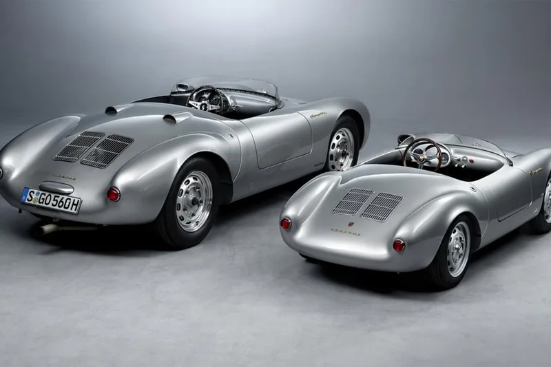 Deux voitures grises classiques en studio, une grande et une petite.