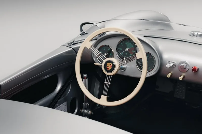 Tableau de bord d'une voiture classique avec volant Porsche.