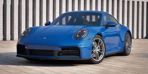 Porsche 911 bleue garée devant une façade à colonnes