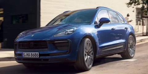 SUV bleu roulant dans la rue