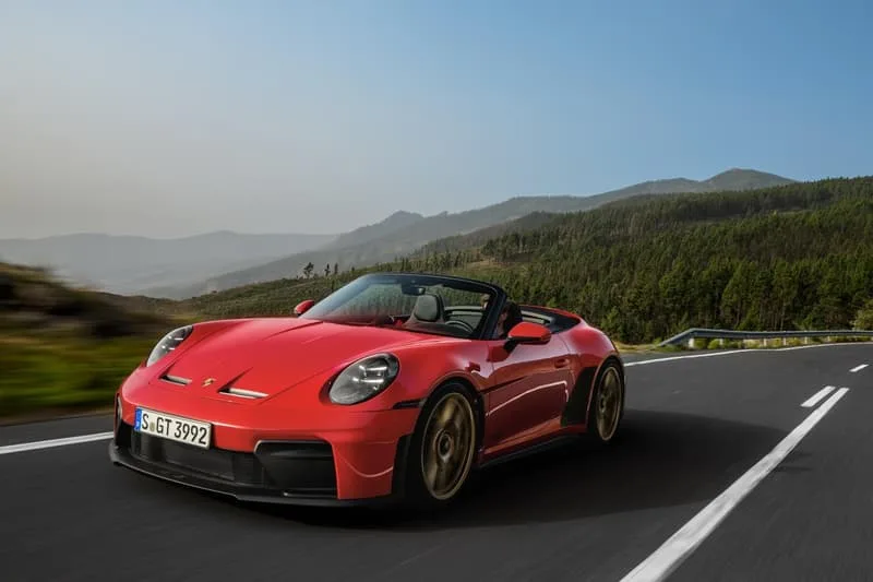 porsche-revolutionne-avec-la-911-gt3-sc-cabriolet/carousel-1.jpg
