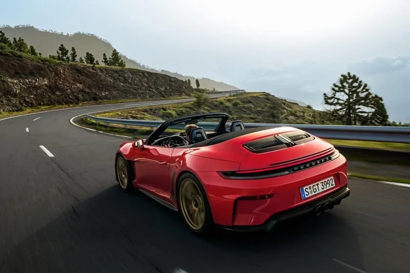 porsche-revolutionne-avec-la-911-gt3-sc-cabriolet/carousel-2.jpg