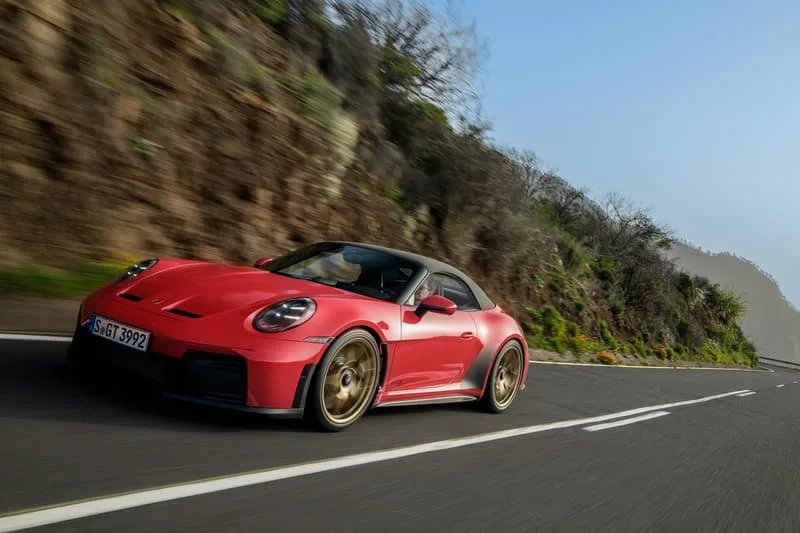 porsche-revolutionne-avec-la-911-gt3-sc-cabriolet/carousel-4.jpg