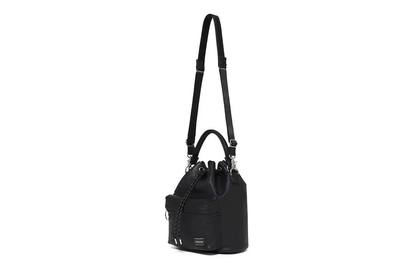 Sac noir moderne avec bandoulière et poche avant.
