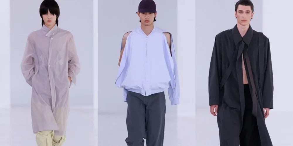 Défilé de mode avec trois mannequins en vêtements amples et modernes.