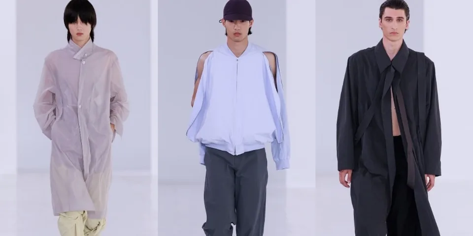 Défilé de mode avec trois mannequins en vêtements amples et modernes.