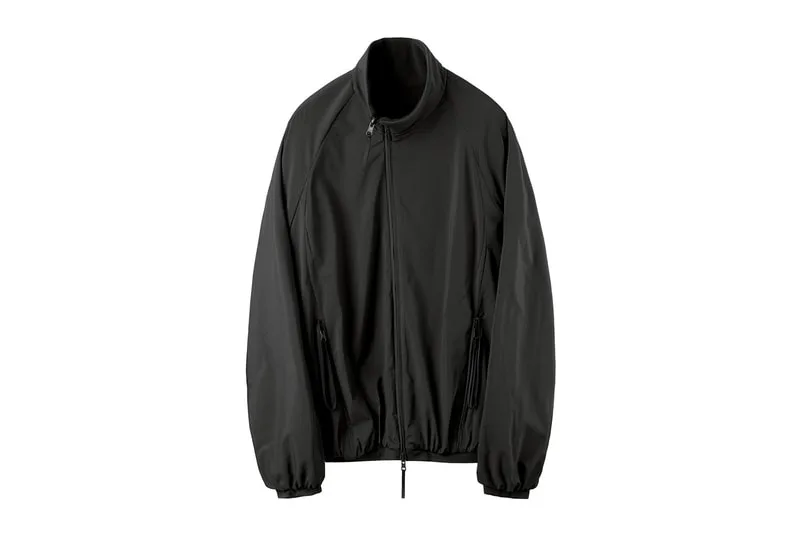 Blouson noir avec fermeture éclair et poches.