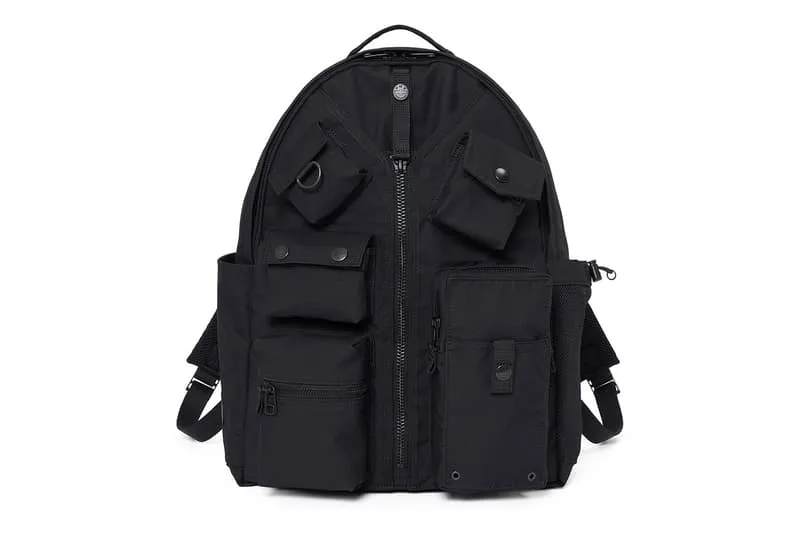 Sac à dos noir avec plusieurs poches et compartiments zippés.