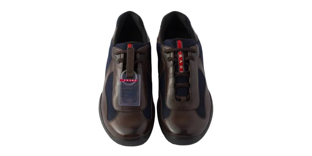 Chaussures marron avec logo Prada sur languette, vue de dessus.